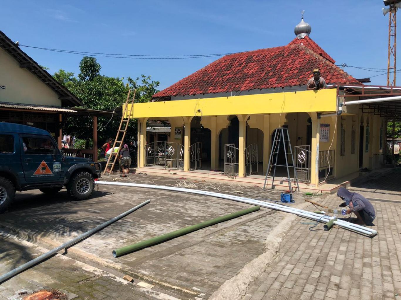 Kerjabakti Pemasangan Kanopi Masjid Baitussalam Kedaton