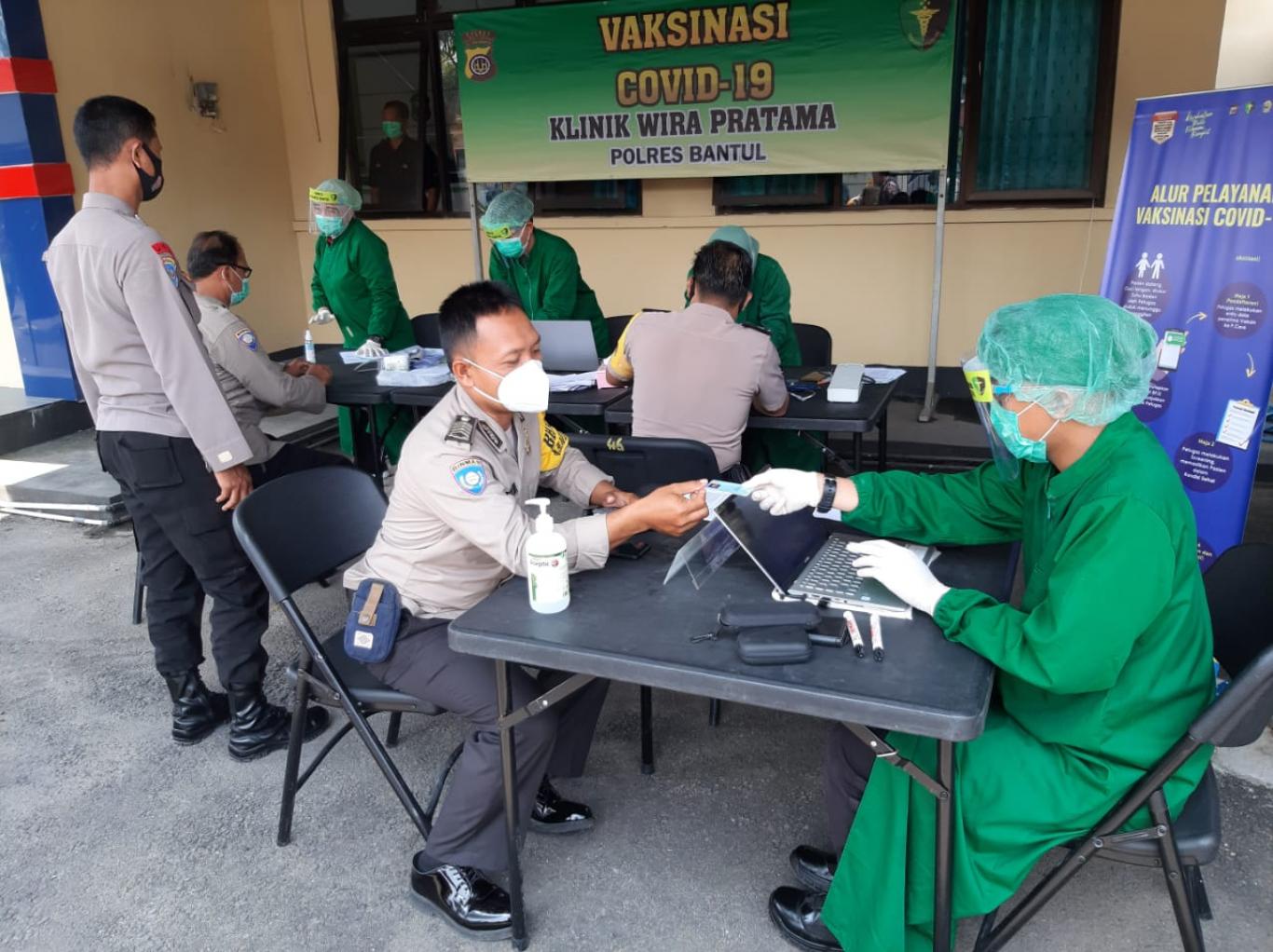 Bhabinkamtibmas Pleret, Dapat Giliran Vaksin Covid-19 di Polres Bantul