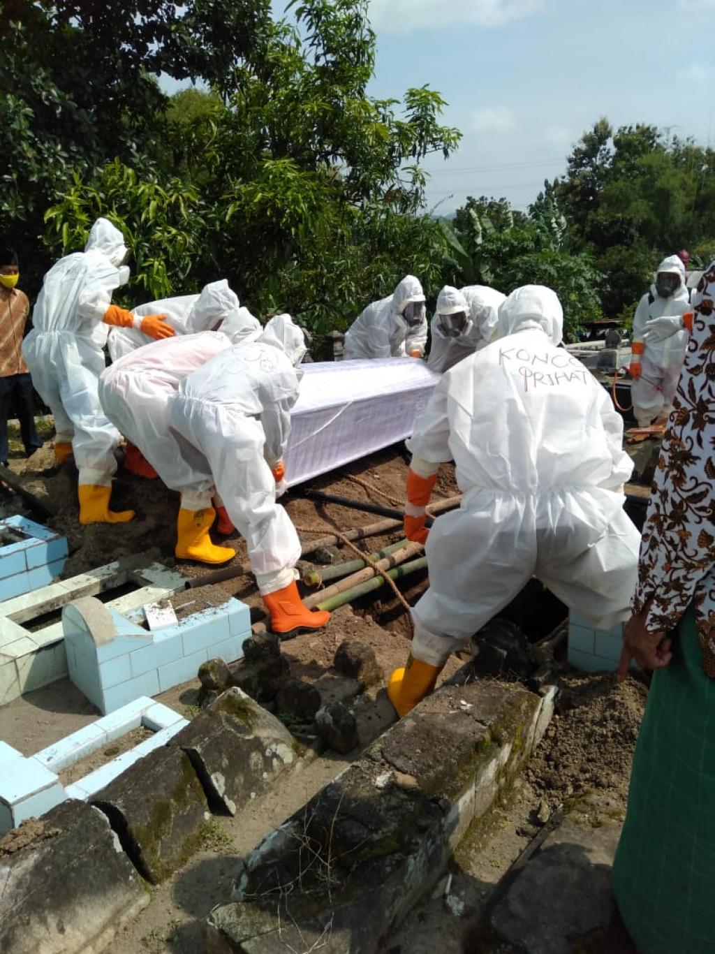 Bhabinkamtibmas Pleret; Pendampingan Pemakaman Standar COvid oleh FPRB