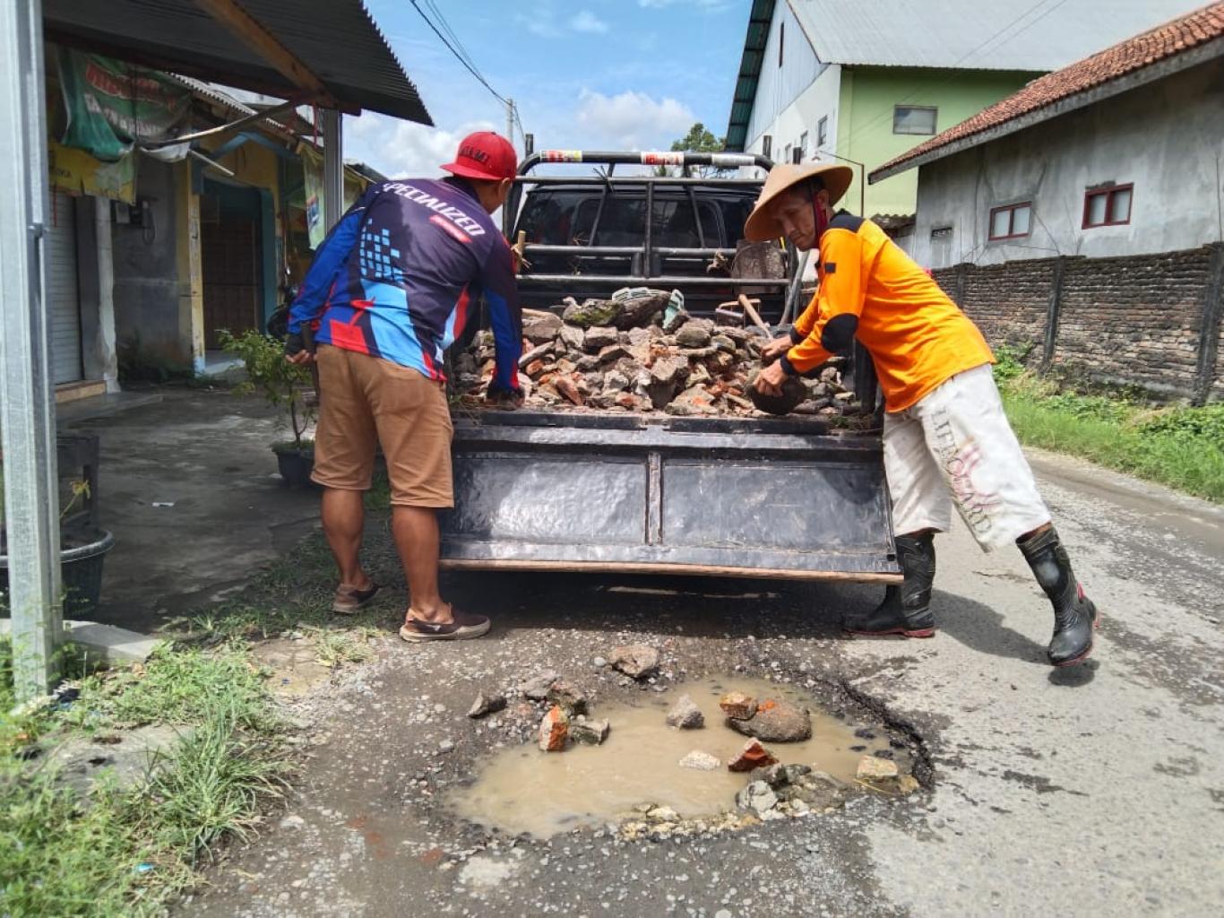 FPRB Pleret: Pengkondisian Jalan Timur Kantor Kalurahan