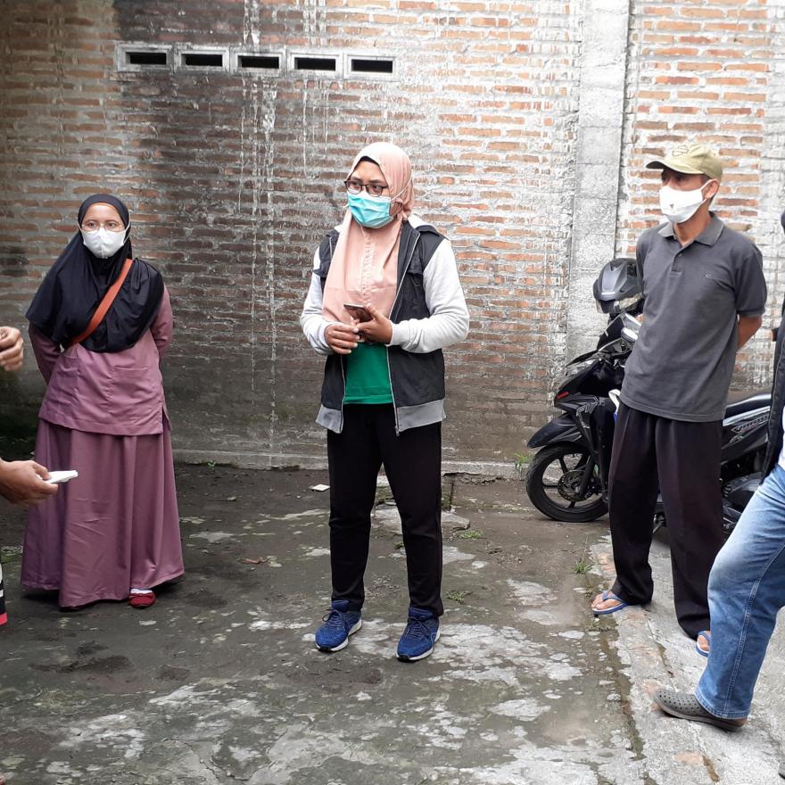 Bhabinkamtibmas bersama Petugas Medis Puskesmas Pleret Lakukan Tracing COVID-19