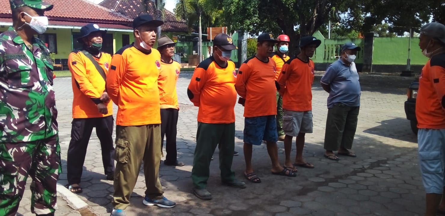 FPRB Pleret Laksanakan Giat Rabas-rabas Ranting Pohon Sekitar Lapangan Kanggotan