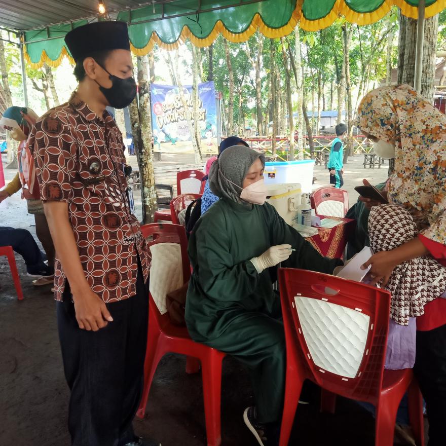 Antusiasme Anak Ikuti Vaksinasi Covid Dosis Kedua di Taman Benteng Mataram