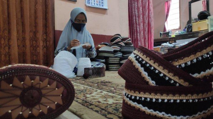 Peci Rajut Salah Satu Produk Unggulan Kalurahan Pleret